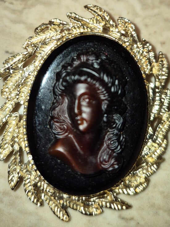 Source Unknown Accessories - Vintage Golld Tone Cameo Designer Brooch